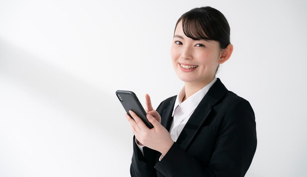 スマホを見る女性